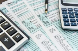 Installment loans Utah vs payday loans financial comparison with calculator and paperwork