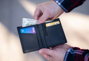 Illustration explaining how revolving credit works for personal finances